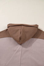 Sweatshirt oversized com capuz e patchwork de retalhos em tecido waffle de cabra com costura aparente.