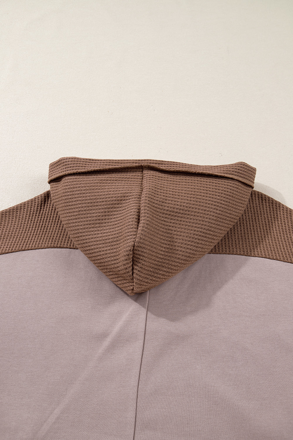 Sweatshirt oversized com capuz e patchwork de retalhos em tecido waffle de cabra com costura aparente.