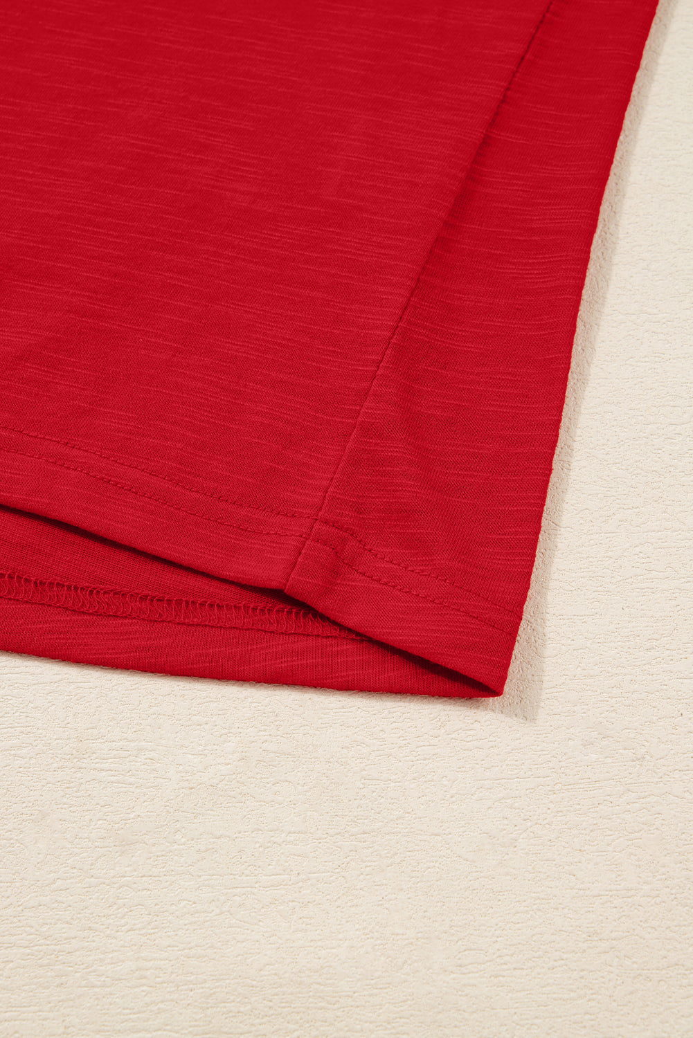 Camisola de manga comprida vermelha, estilo corrida, com botões e decote em V.