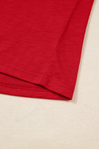 Camisola de manga comprida vermelha, estilo corrida, com botões e decote em V.