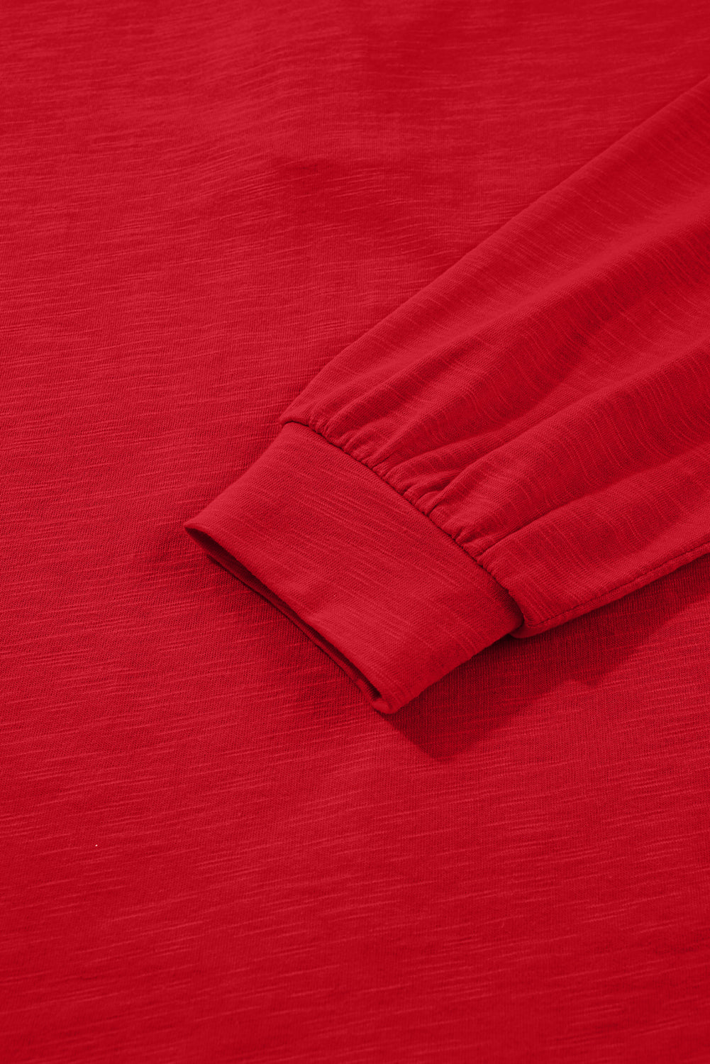 Camisola de manga comprida vermelha, estilo corrida, com botões e decote em V.