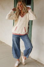Sweatshirt com capuz, patchwork em crochet com detalhes contrastantes em branco e costura aparente.