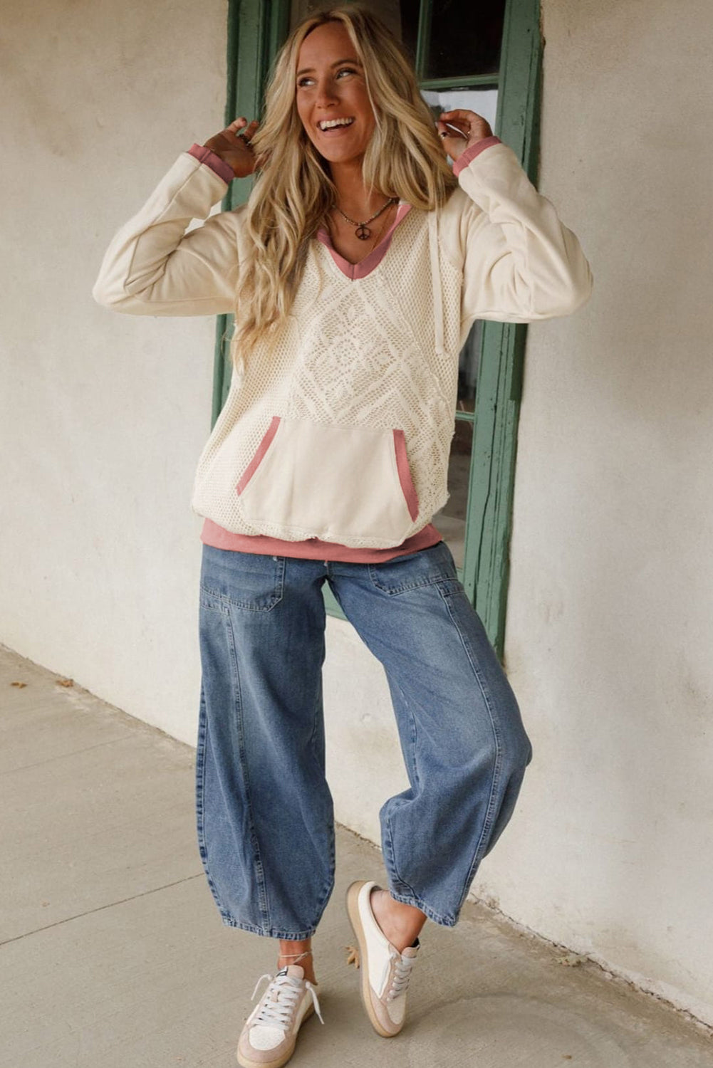 Sweatshirt com capuz, patchwork em crochet com detalhes contrastantes em branco e costura aparente.