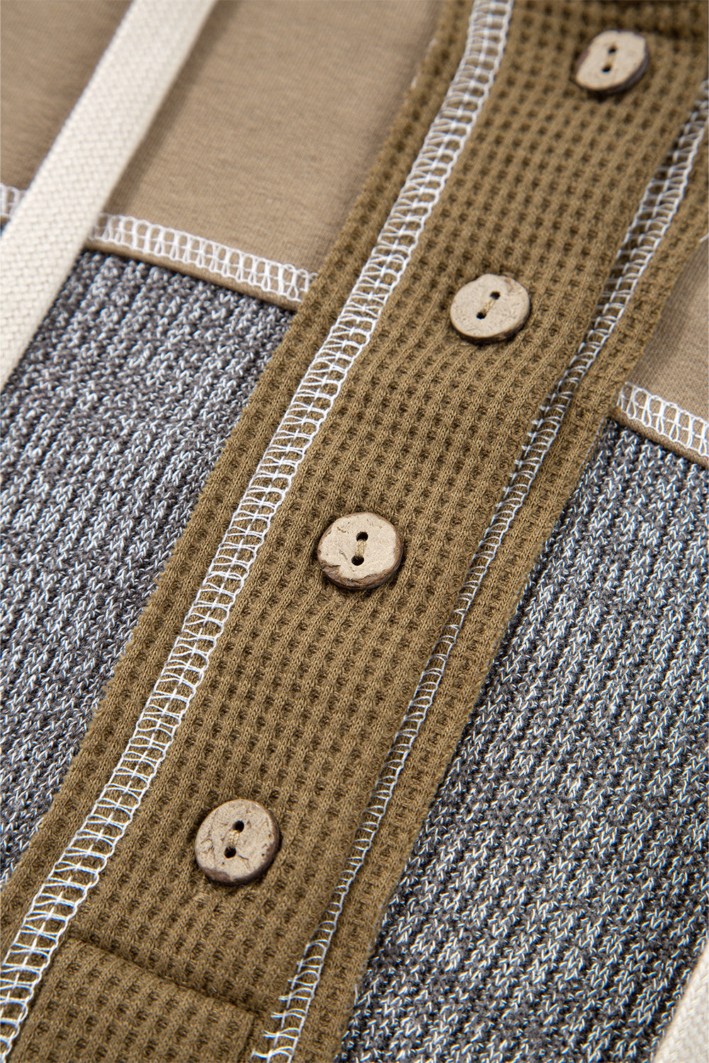 Sweatshirt com capuz e meio botão em patchwork de textura mista verde-selva com costura aparente