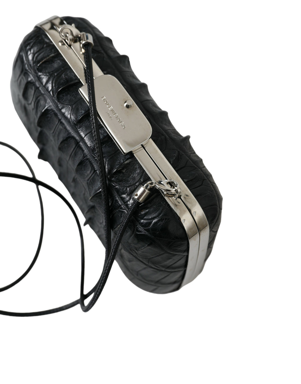 Bolsa Balenciaga preta em pele exótica, modelo clutch de ombro a tiracolo.