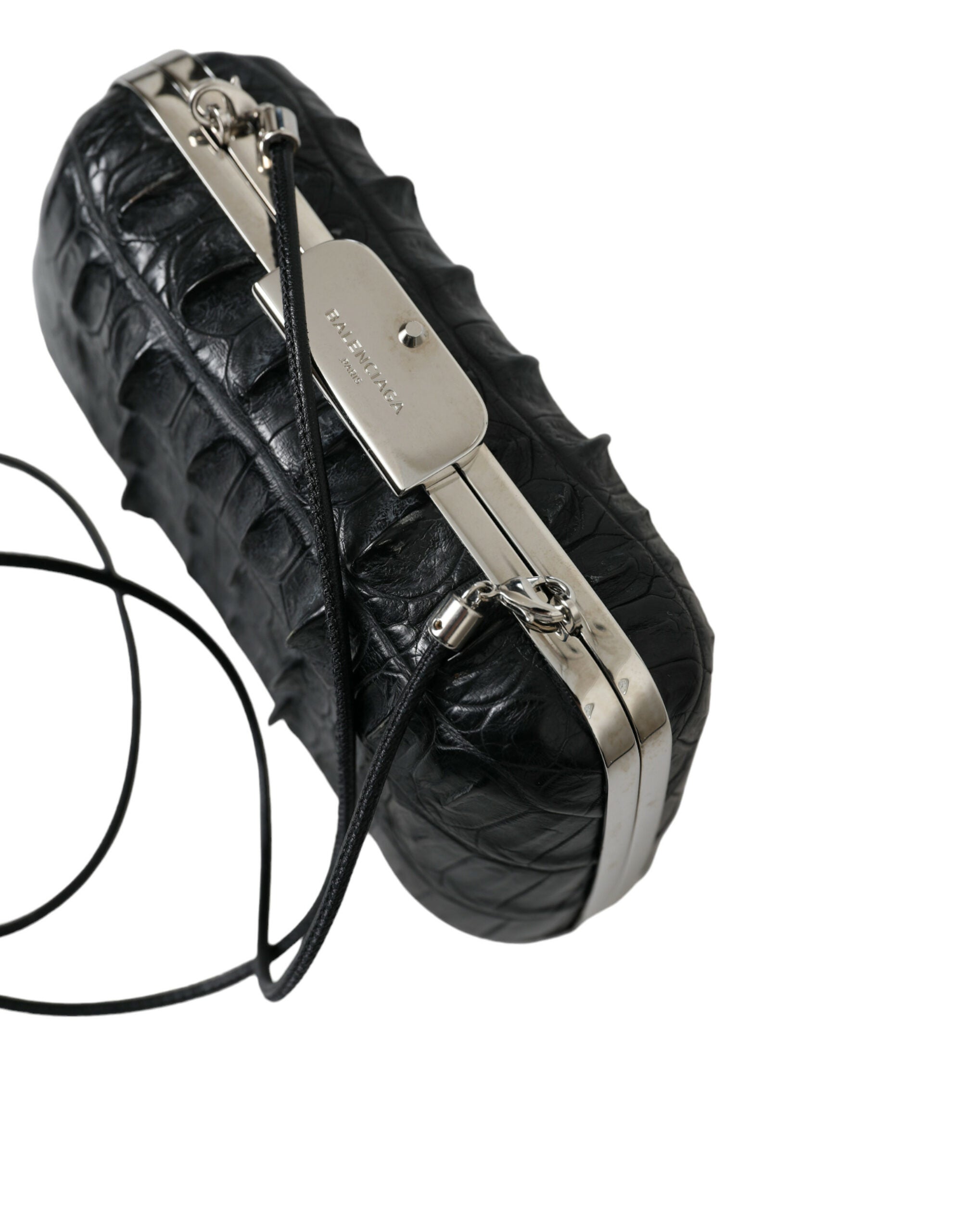 Bolsa Balenciaga preta em pele exótica, modelo clutch de ombro a tiracolo.