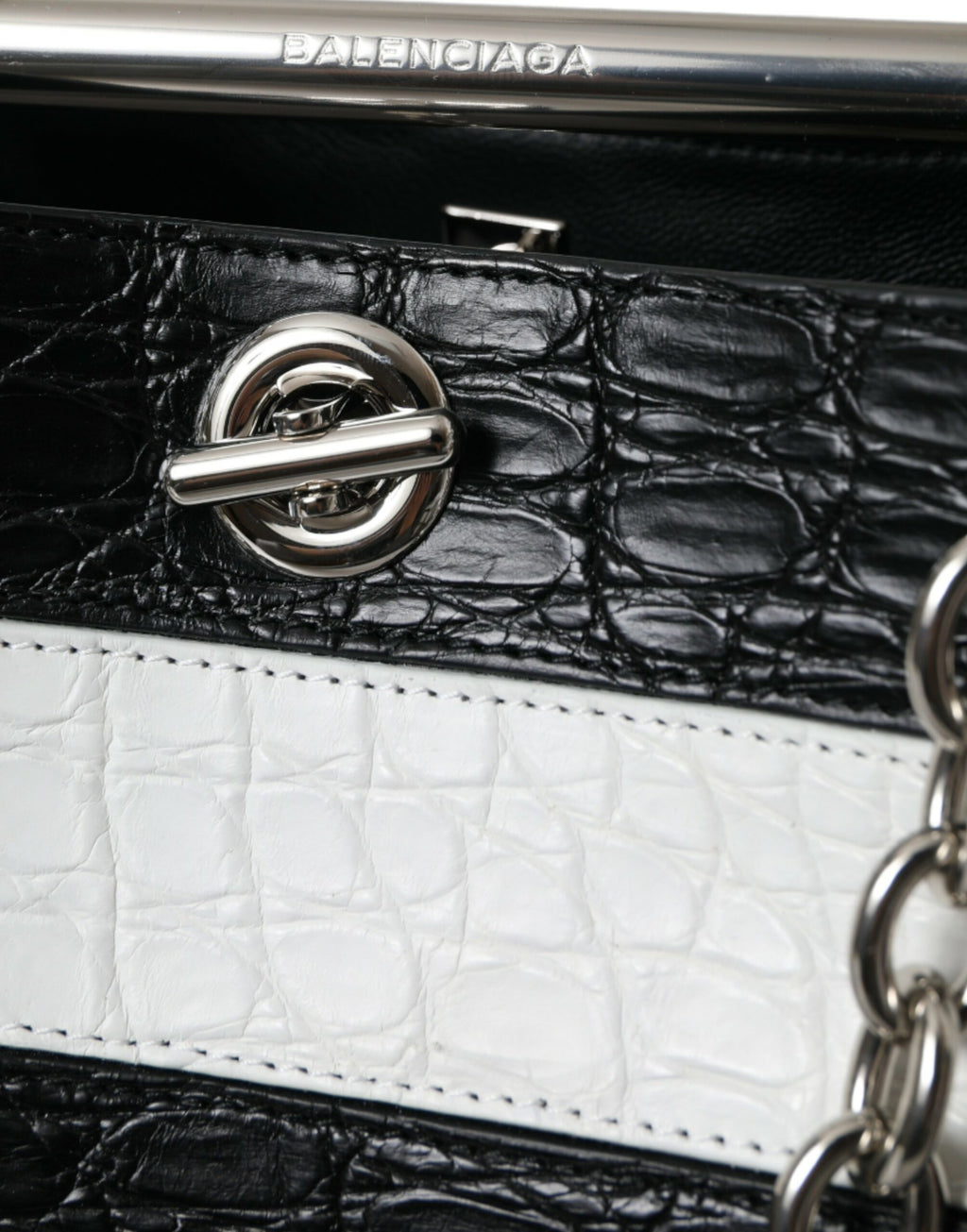 Bolsa Balenciaga Maxi Bucket em Pele Exótica Listrada Preto e Branco