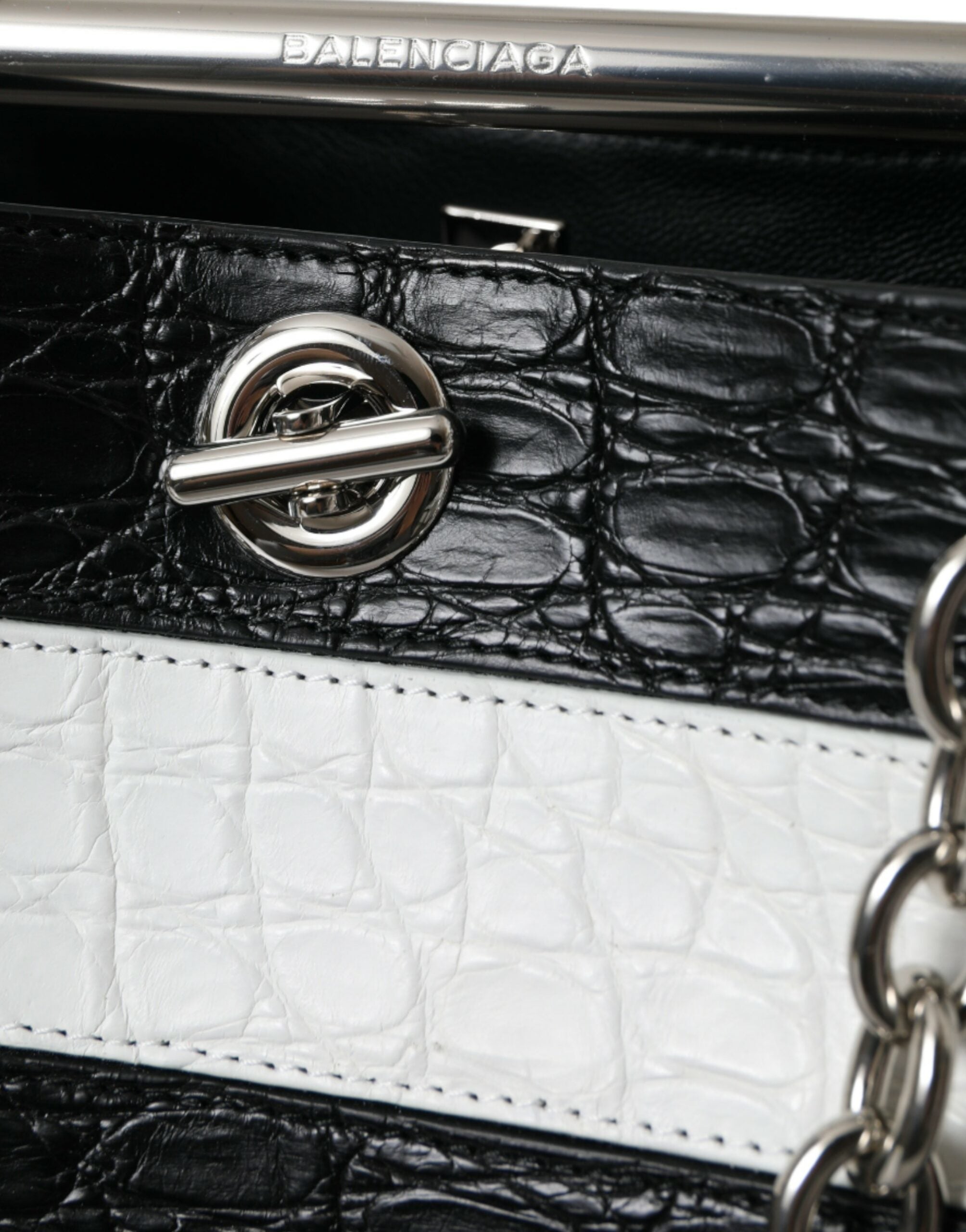 Bolsa Balenciaga Maxi Bucket em Pele Exótica Listrada Preto e Branco