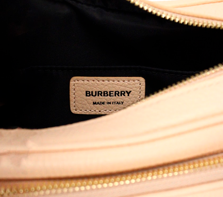 Bolsa tiracolo Burberry pequena em pele granulada rosa pêssego com a marca, estilo câmara.