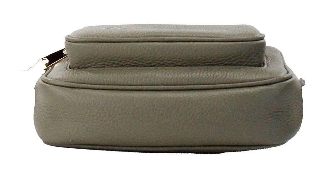 Bolsa a tiracolo Burberry pequena em pele granulada verde-escura com a marca, modelo Camera.