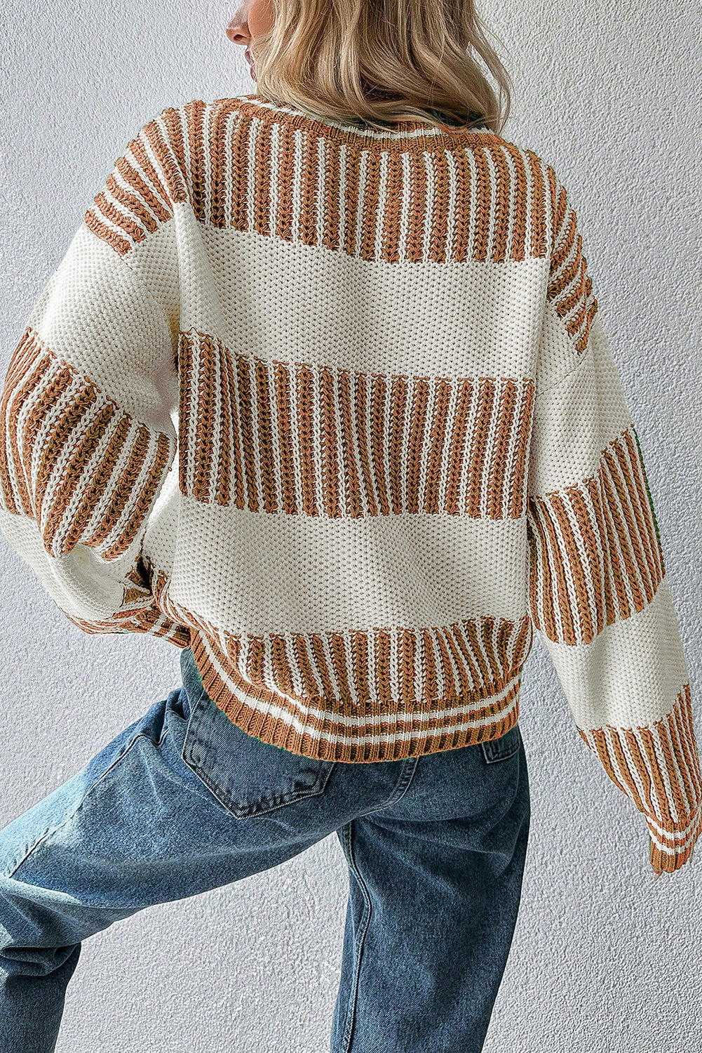 Khakifarbener, zweifarbiger, gestreifter Patchwork-Pullover mit überschnittenen Schultern