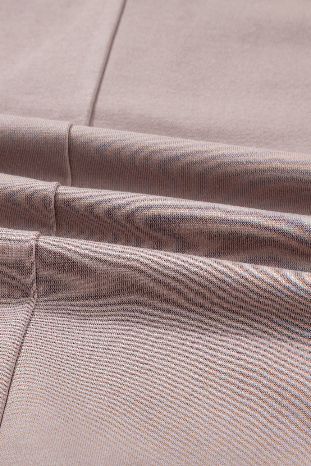 Sweatshirt oversized com capuz e patchwork de retalhos em tecido waffle de cabra com costura aparente.