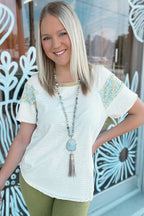 Weiß gestreiftes T-Shirt mit Rundhalsausschnitt