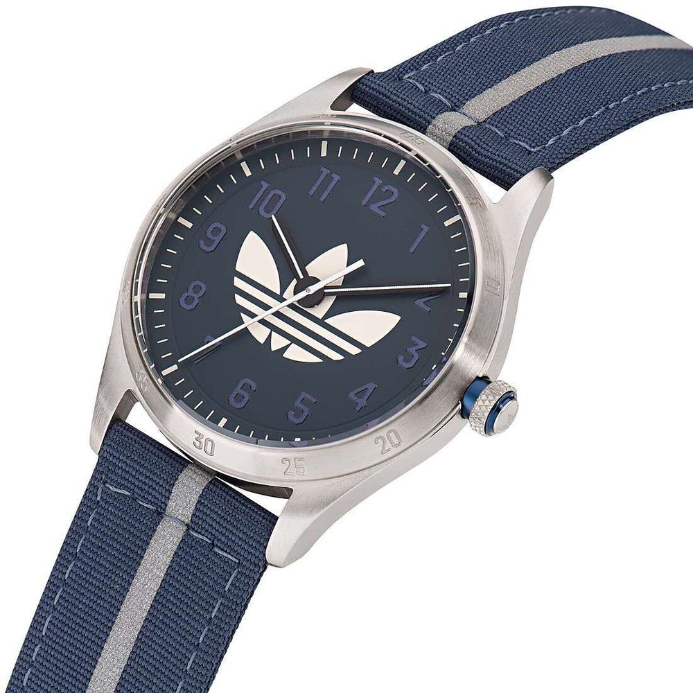 Adidas Uhr aus blauem Stoff