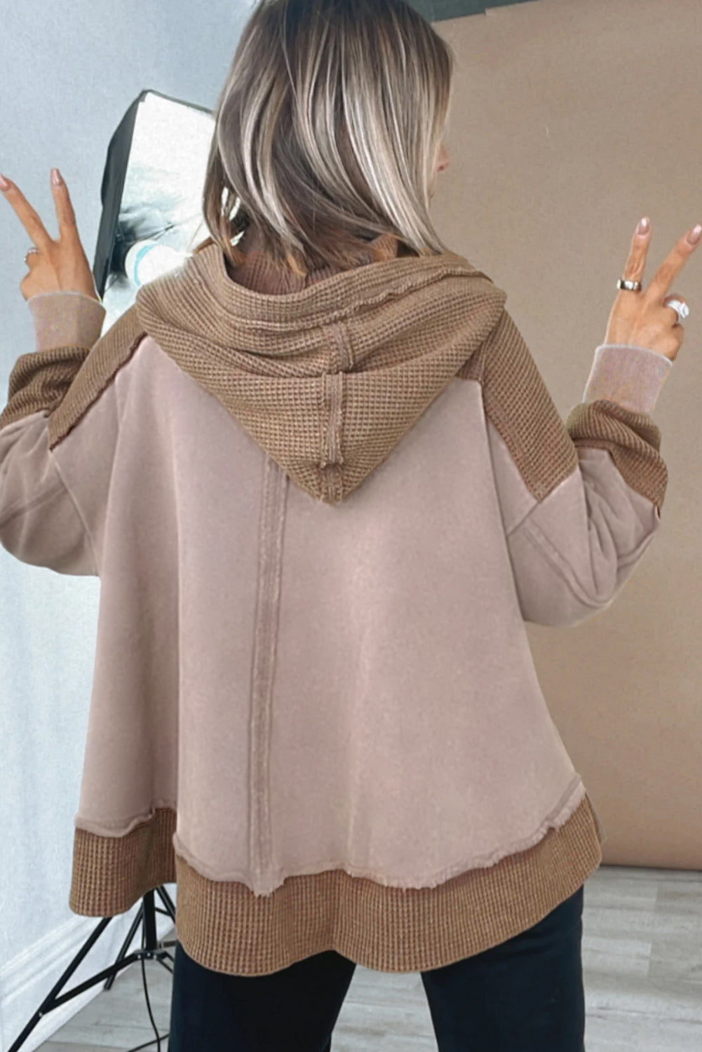 Sweatshirt oversized com capuz e patchwork de retalhos em tecido waffle de cabra com costura aparente.