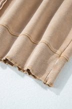 Sweatshirt bege claro com patchwork, mangas raglan e costuras aparentes