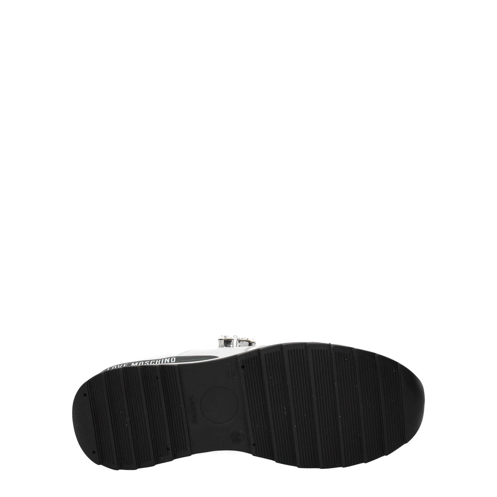 Adoro os ténis de cano baixo em pele branca da Moschino.