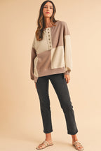 Sweatshirt Henley High Low Loose em pergaminho com blocos de cores