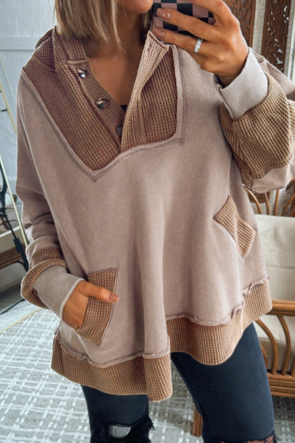 Sweatshirt oversized com capuz e patchwork de retalhos em tecido waffle de cabra com costura aparente.