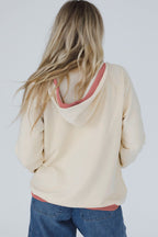 Sweatshirt com capuz, patchwork em crochet com detalhes contrastantes em branco e costura aparente.