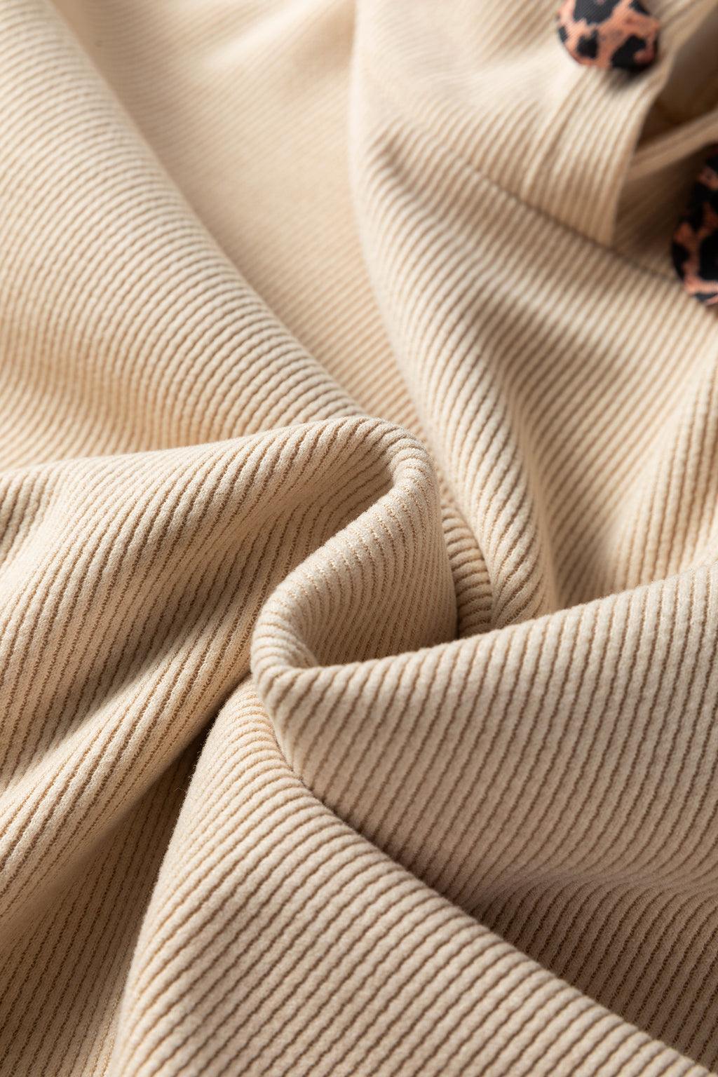 Sweatshirt larga com capuz e cordão, padrão leopardo, textura térmica pergaminho, cor pergaminho.