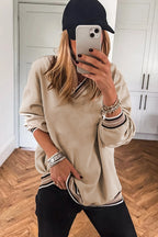 Sweatshirt Varsity com Decote em V e Detalhes Contrastantes na Cor Pergaminho