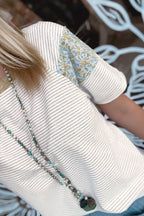 Weiß gestreiftes T-Shirt mit Rundhalsausschnitt