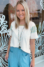 Weiß gestreiftes T-Shirt mit Rundhalsausschnitt