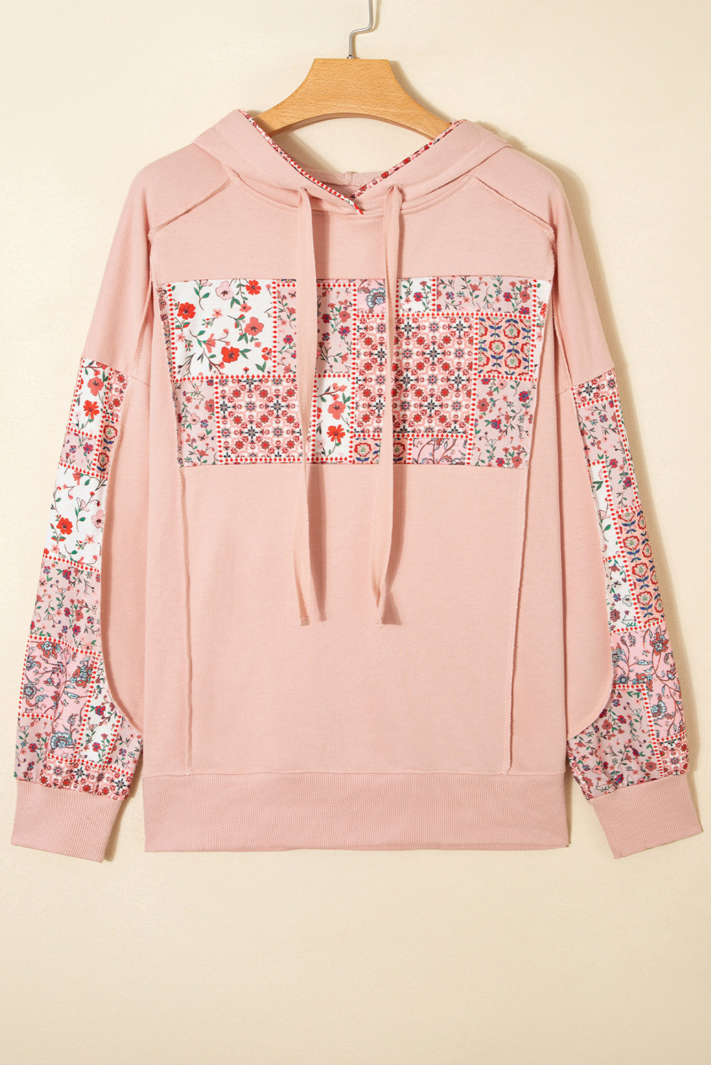 Sweatshirt com capuz e cordão, delicado estampado floral, racha lateral e patchwork.