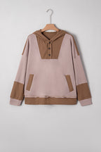 Sweatshirt oversized com capuz e patchwork de retalhos em tecido waffle de cabra com costura aparente.