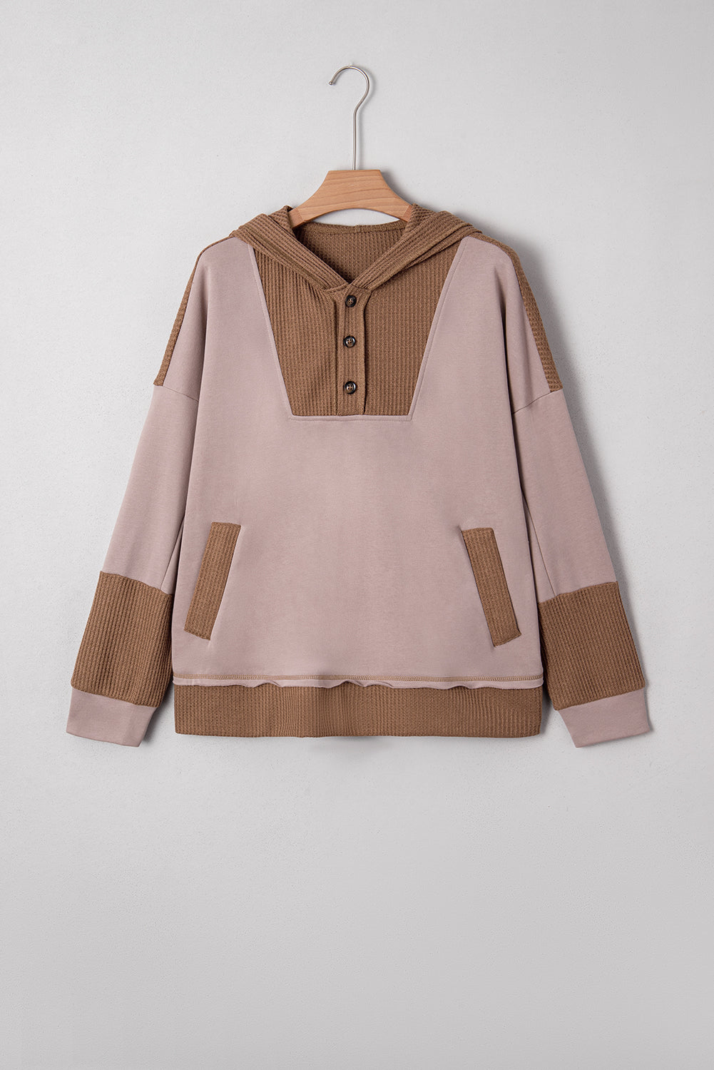 Sweatshirt oversized com capuz e patchwork de retalhos em tecido waffle de cabra com costura aparente.