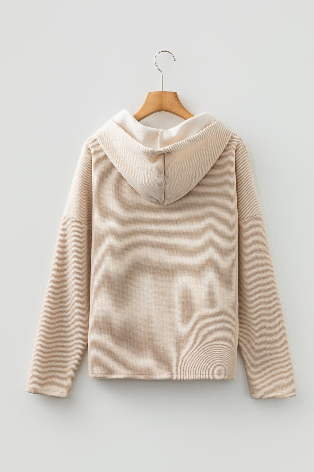 Sweatshirt larga com capuz e cordão, padrão leopardo, textura térmica pergaminho, cor pergaminho.