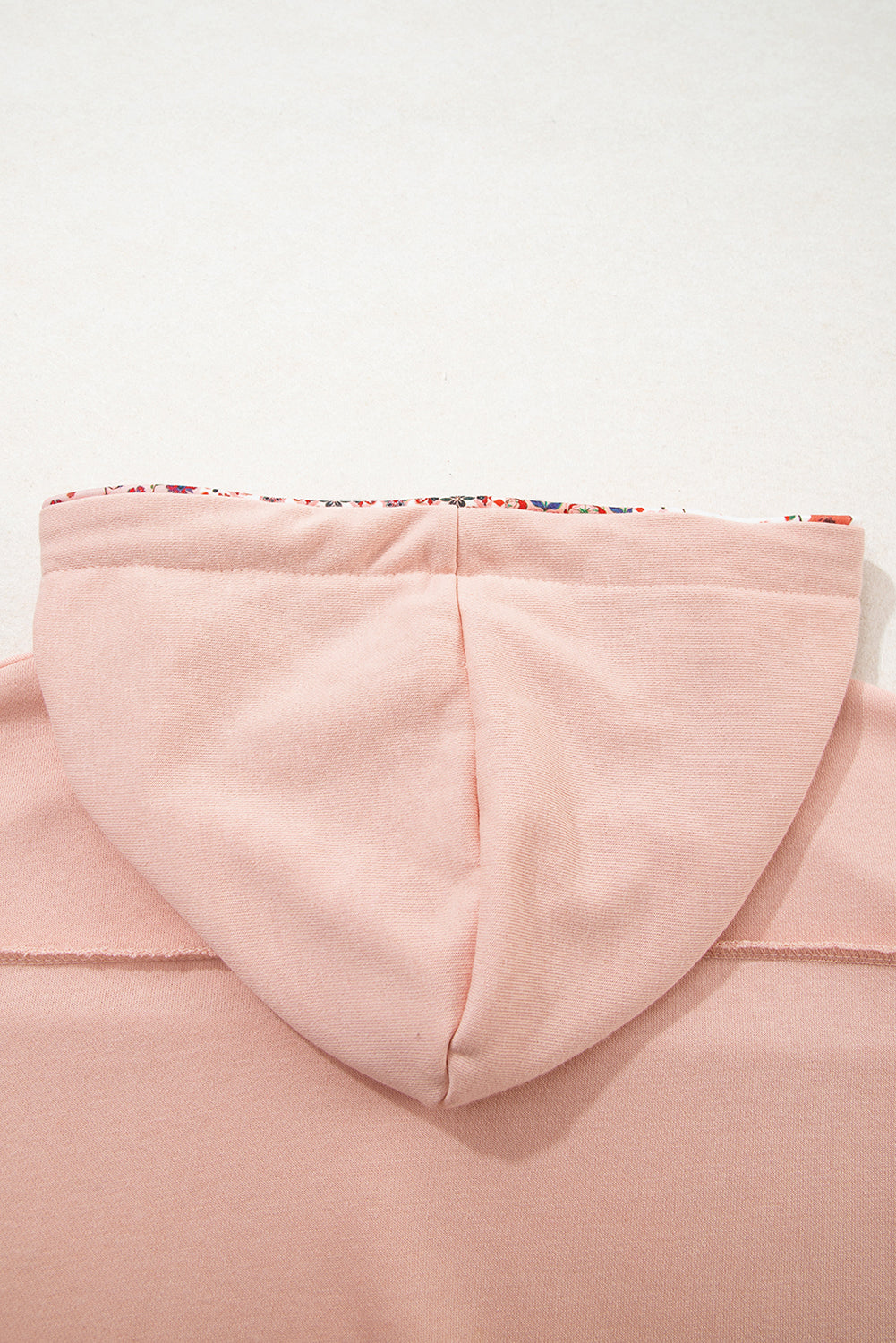 Sweatshirt com capuz e cordão, delicado estampado floral, racha lateral e patchwork.