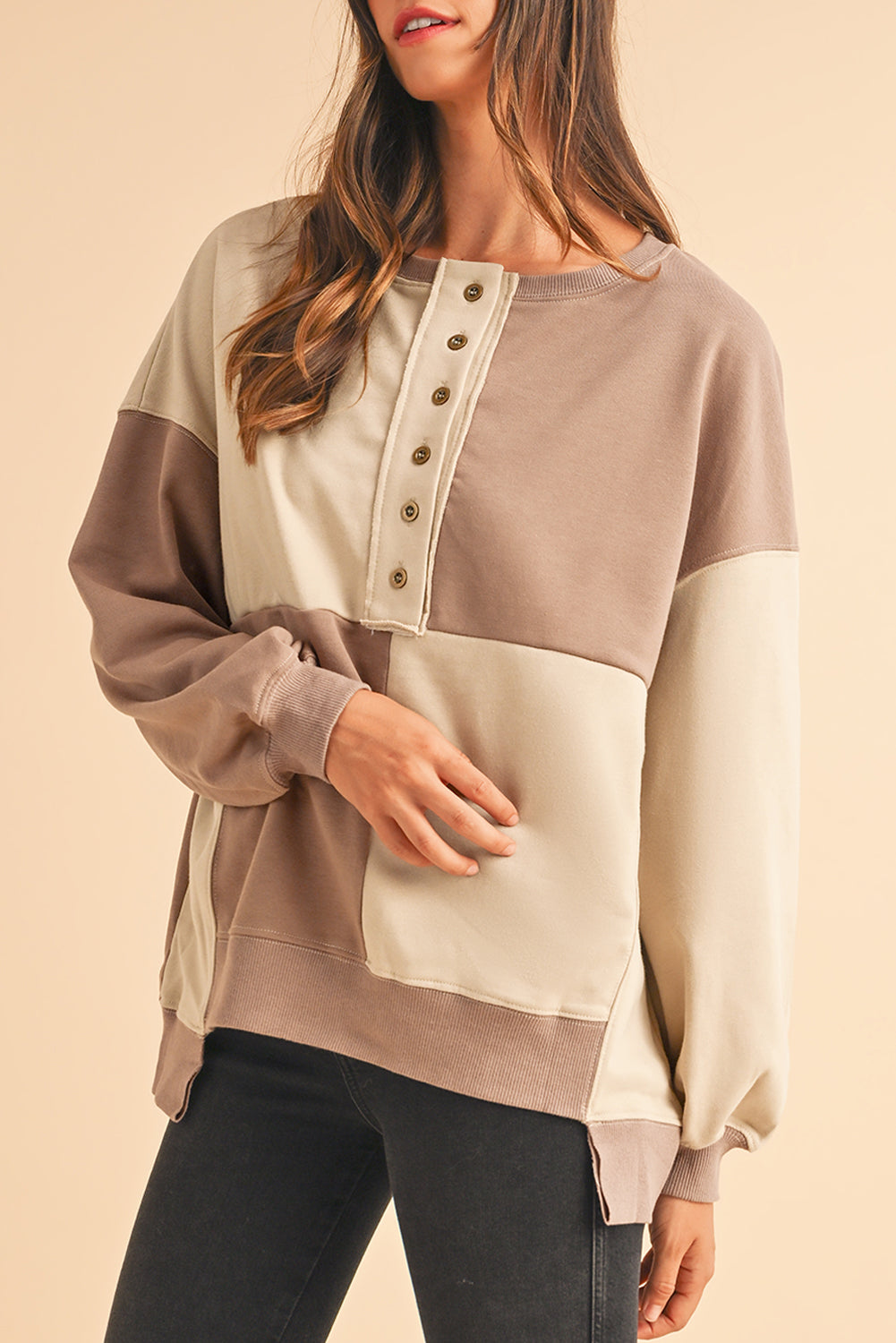 Sweatshirt Henley High Low Loose em pergaminho com blocos de cores