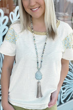 Weiß gestreiftes T-Shirt mit Rundhalsausschnitt