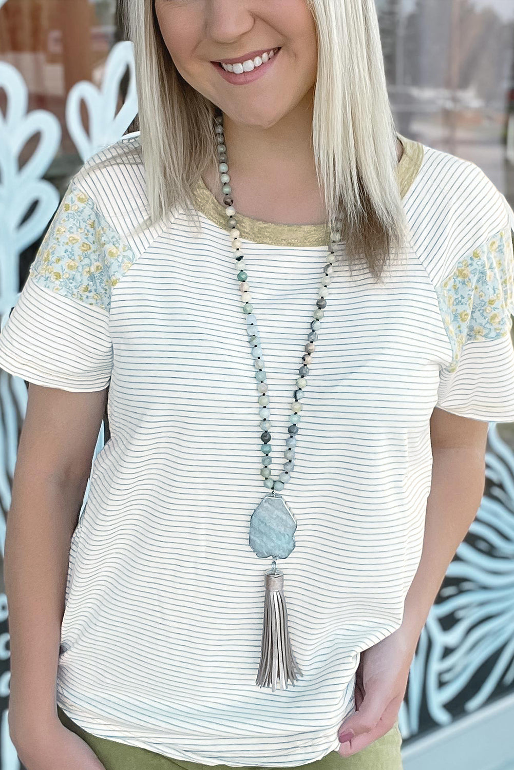 Weiß gestreiftes T-Shirt mit Rundhalsausschnitt